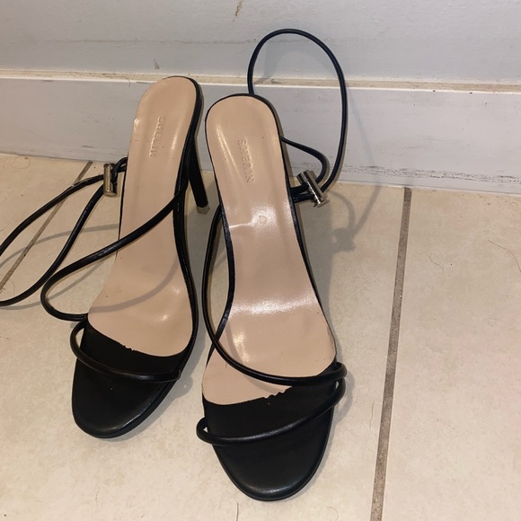 Black strappy heel - Picture 2 of 3